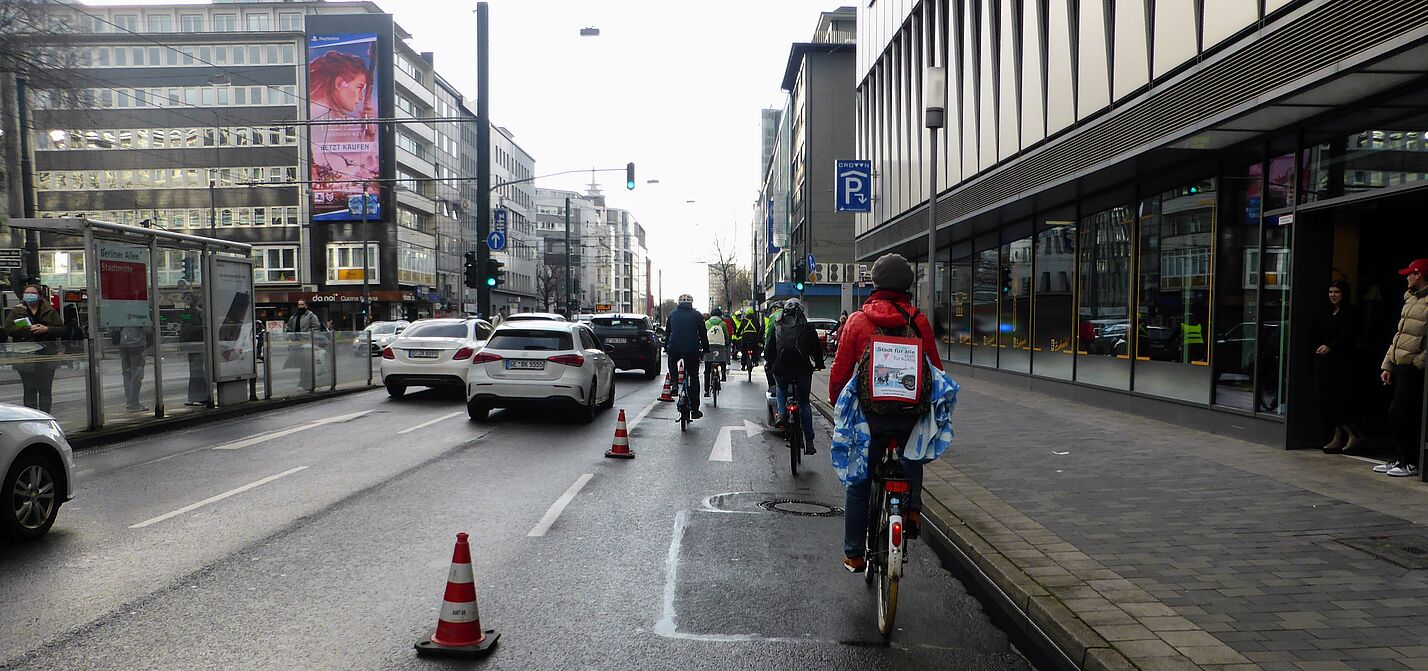 graf-adolf-straße.jpg Raddemo für sichere Radwege im Februar 2022 auf der Graf-Adolf-Straße