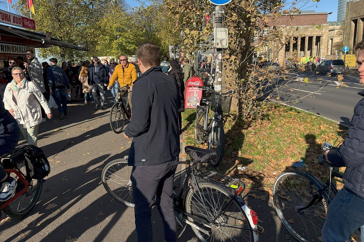 Gemeinsamer Geh- und Radweg entlang der Cecilienallee Zu sehen ist das Kiosk an der Cecilienallee. Dort endet der getrennte Radweg. Gehweg und Radweg werden in Richtung Rheinterrassen gemeinsam geführt. Das Bild zeigt ein Durcheinander von Fußgängern und Radfahrenden.