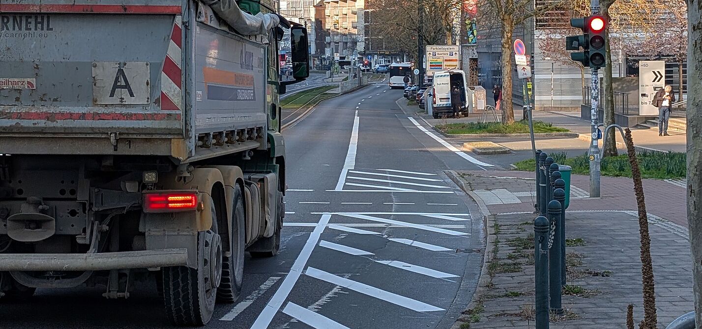 neue Markierung auf der Münsterstraße links ist ein LKW zu sehen, dort wo früher die rechte Fahrspur war ist jetzt eine Sperrfläche markiert
