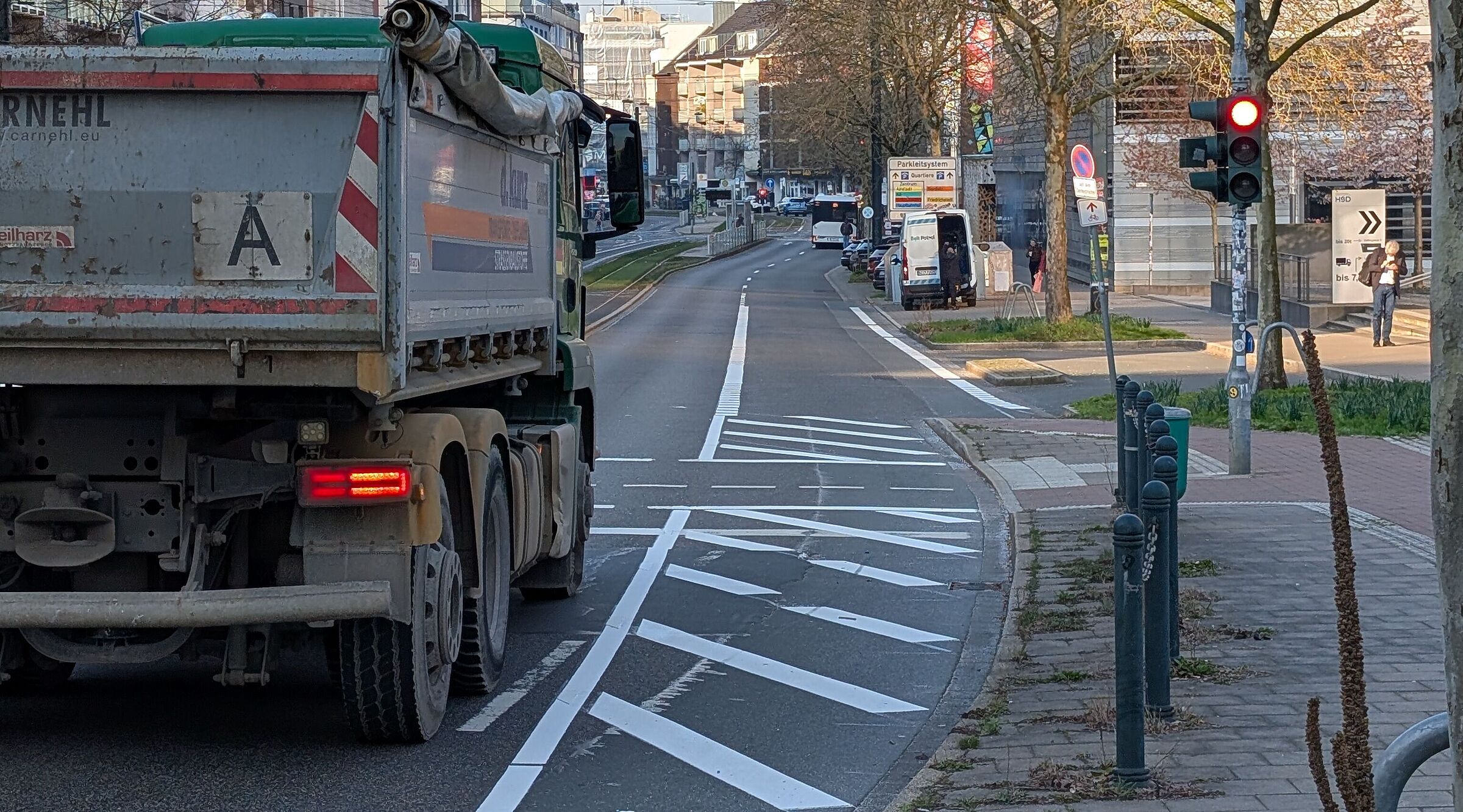 links ist ein LKW zu sehen, dort wo früher die rechte Fahrspur war ist jetzt eine Sperrfläche markiert