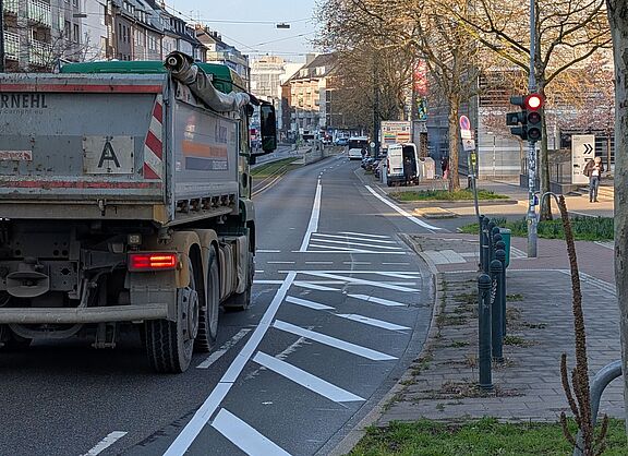 neue Markierung auf der Münsterstraße links ist ein LKW zu sehen, dort wo früher die rechte Fahrspur war ist jetzt eine Sperrfläche markiert