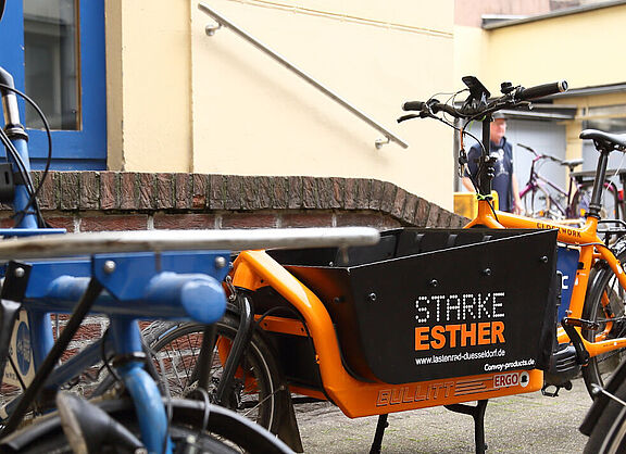 Bild zeigt das Lastenrad "Starke Esther" vor dem Eingang des Fahrrad-Informations-Zentrums (FIZ)