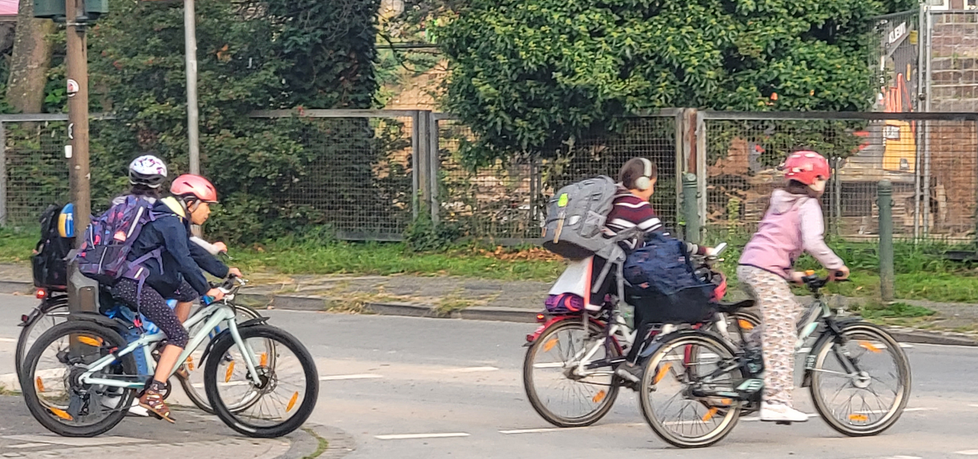 Düsseldorfer Schüler*innen auf dem Weg zur Schule