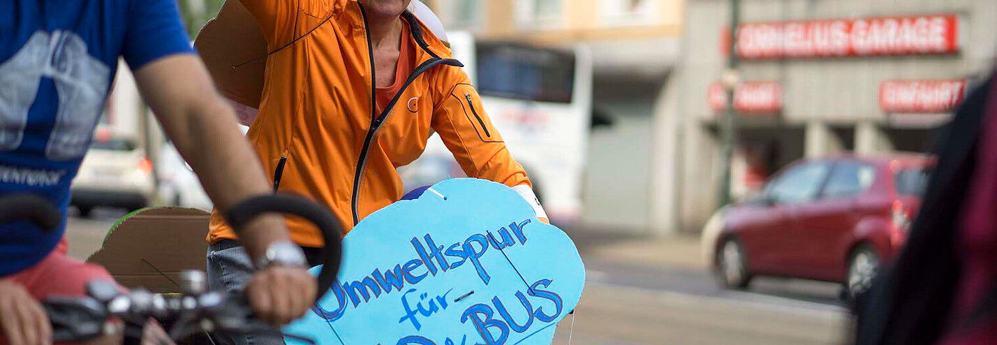 Aktionstag Saubere Luft am 31. August 2018 Bild zeigt Lerke Tyra vom ADFC Düsseldorf beim Aktionstag Saubere Luft am 31. August 2018 in Düsseldorf