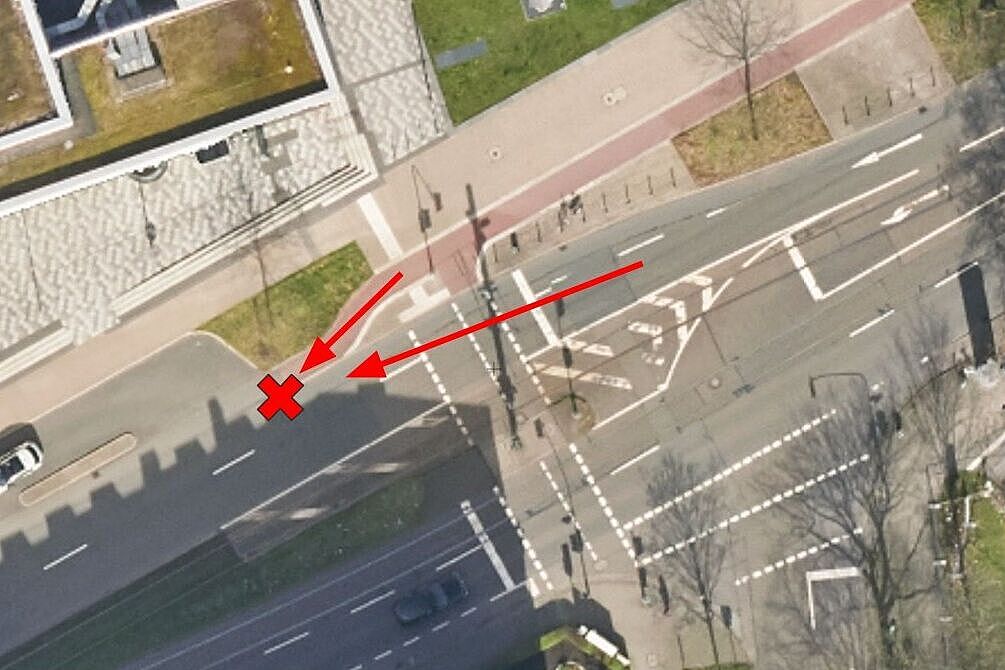 Konflikte zwischen Rad- und Kfz-Verkehr Ein Luftbild, in welchem die Konfliktstelle eingezeichnet ist.