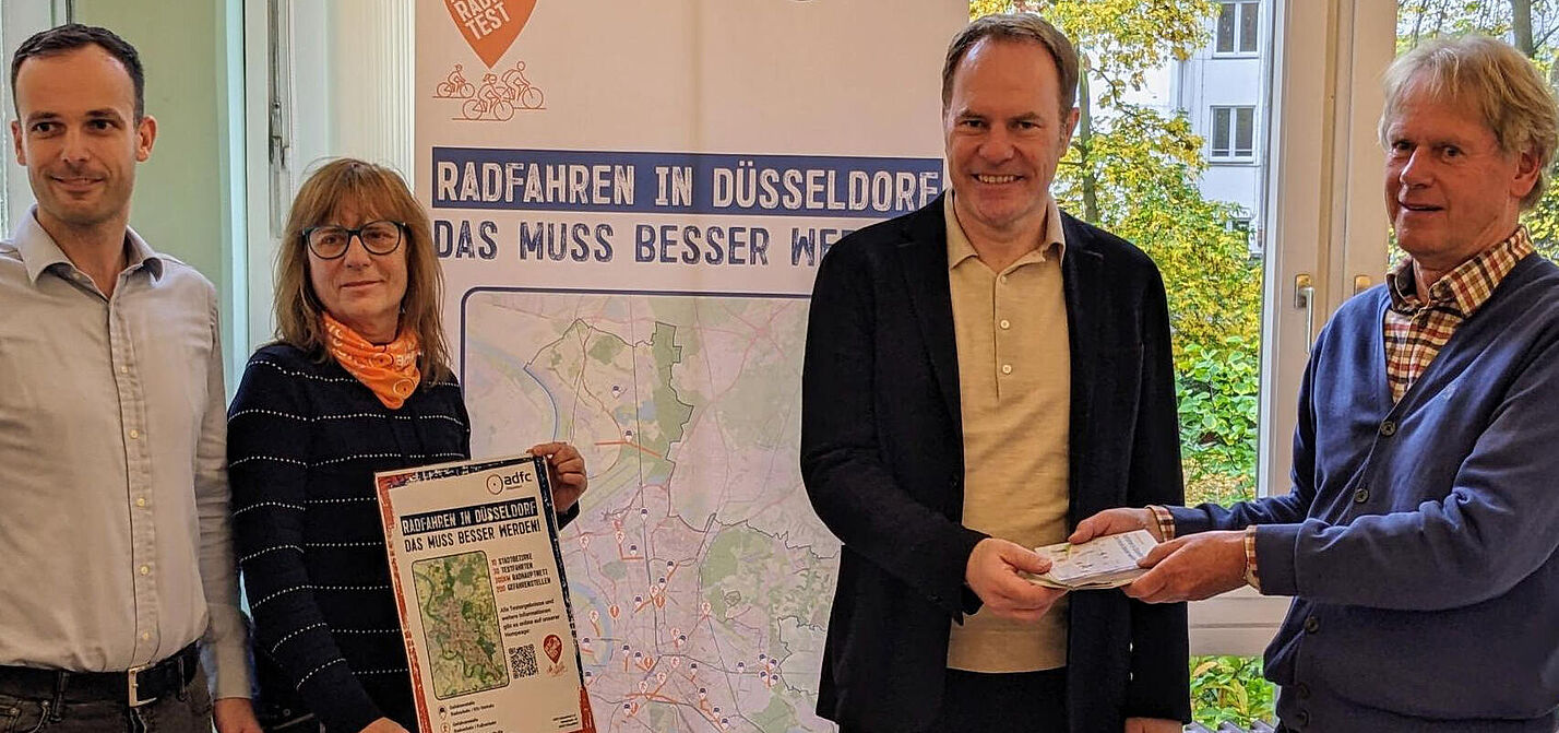 PM mit OB Dr. Stephan Keller Übergabe der Testergebnisse ADFC Düsseldorf