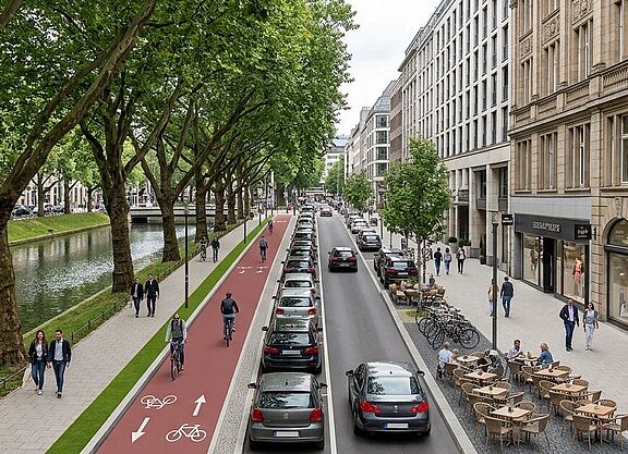 Das Bild zeigt eine KI generierte Version der Königsallee, wie die Aufteilung der Straße in Zukufnt aussehen soll. Von Links: Kö Graben, Gehweg, Grünstreifen, Bordsteinkante, Radweg, Parkplätze, Fahrbahn, Multifunktionsstreifen, Gehweg, Geschäfte