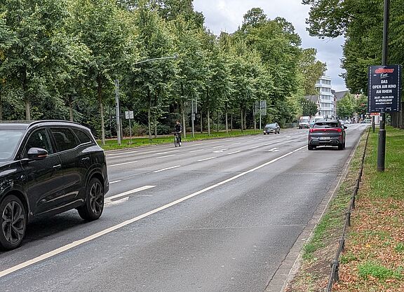 Das Bild zeigt die Maximilian-Weyhe-Allee, eine 5-spurige Straße ohne Radwege