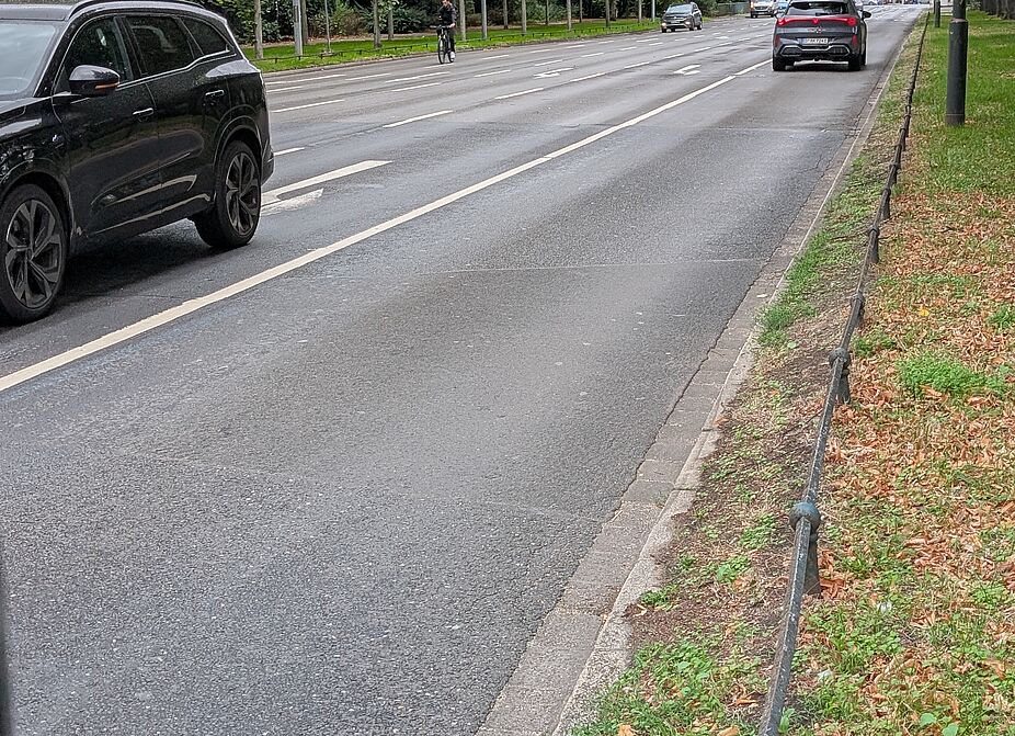 Teil der Radleitroute 2: Maximilian-Weyhe-Allee Das Bild zeigt die Maximilian-Weyhe-Allee, eine 5-spurige Straße ohne Radwege
