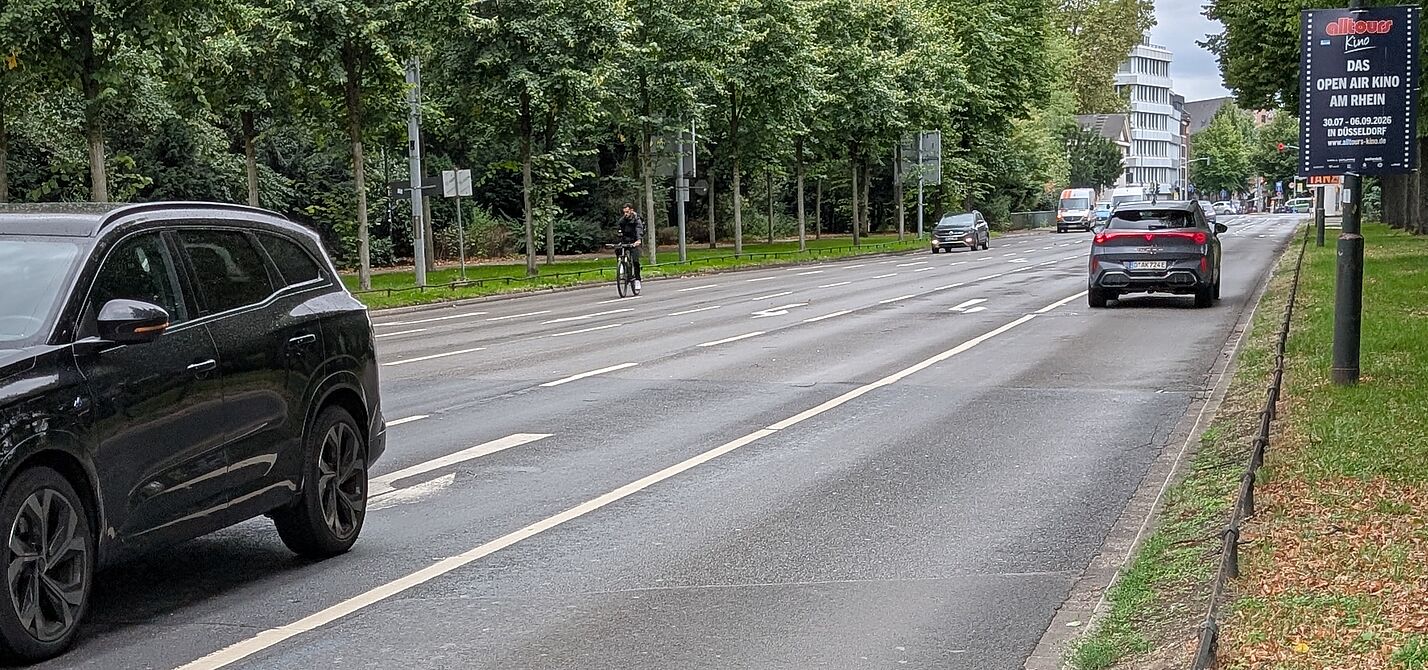 Teil der Radleitroute 2: Maximilian-Weyhe-Allee Das Bild zeigt die Maximilian-Weyhe-Allee, eine 5-spurige Straße ohne Radwege