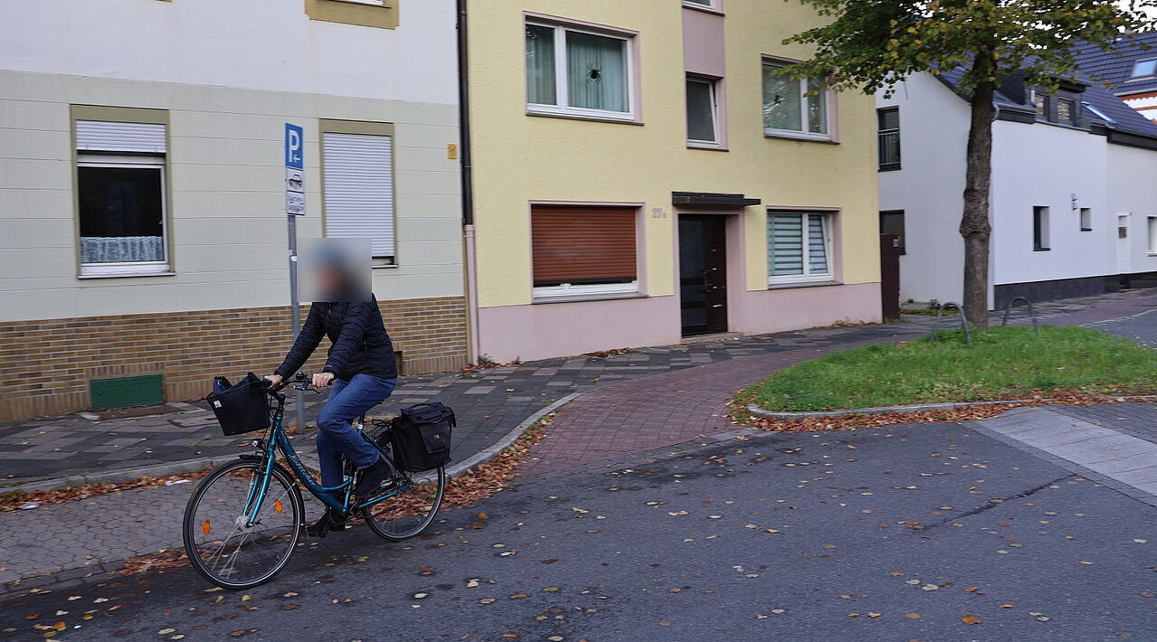 Es ist eine Radfahrerin zu sehen, welche auf der Fahrbahn fährt, weil der Radweg zuvor geendet ist.