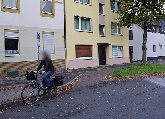 Es ist eine Radfahrerin zu sehen, welche auf der Fahrbahn fährt, weil der Radweg zuvor geendet ist.