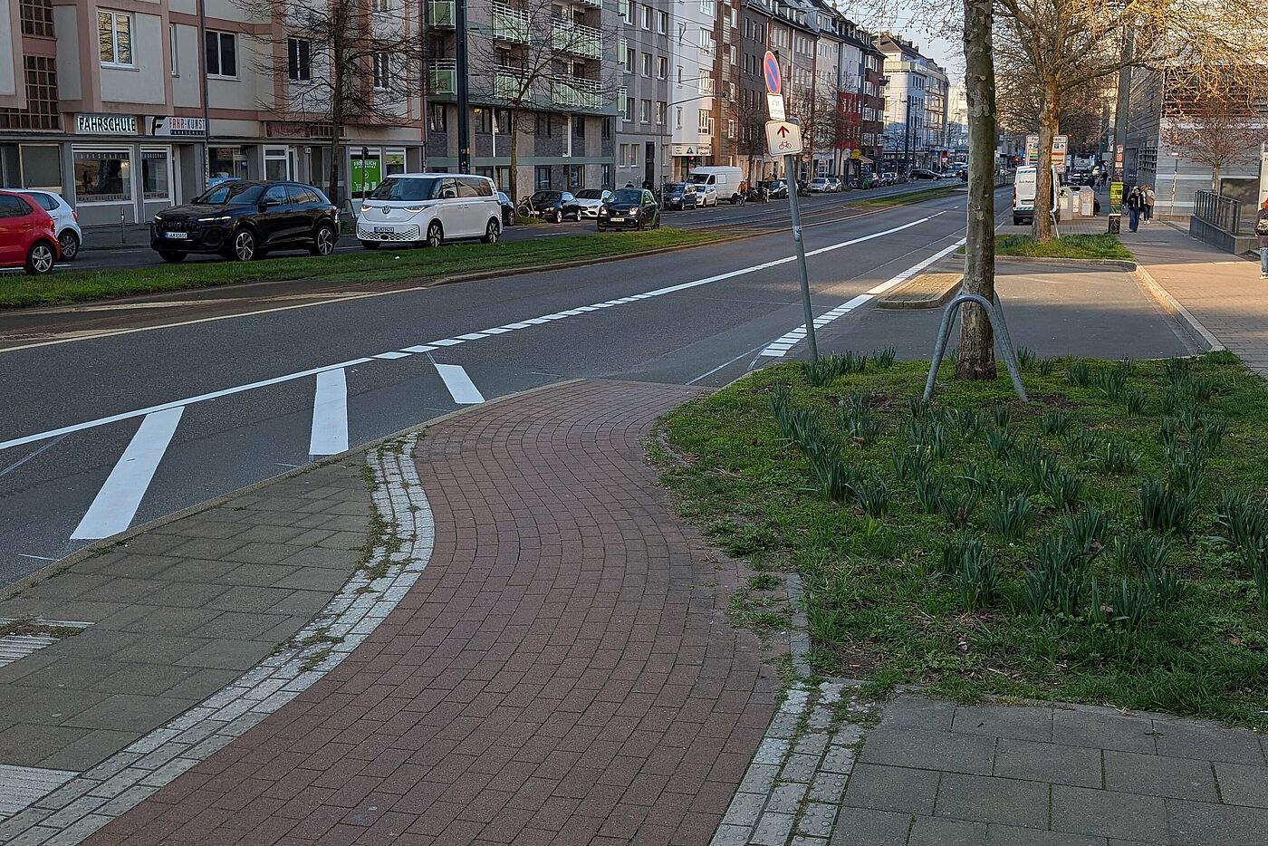 ein kleines Stück Radweg wurde neu geschaffen Der Radweg wird vom Seitenraum auf die Fahrbahn geführt. Auf der Fahrbahn ist nun ein extra Radfahrstreifen markiert.