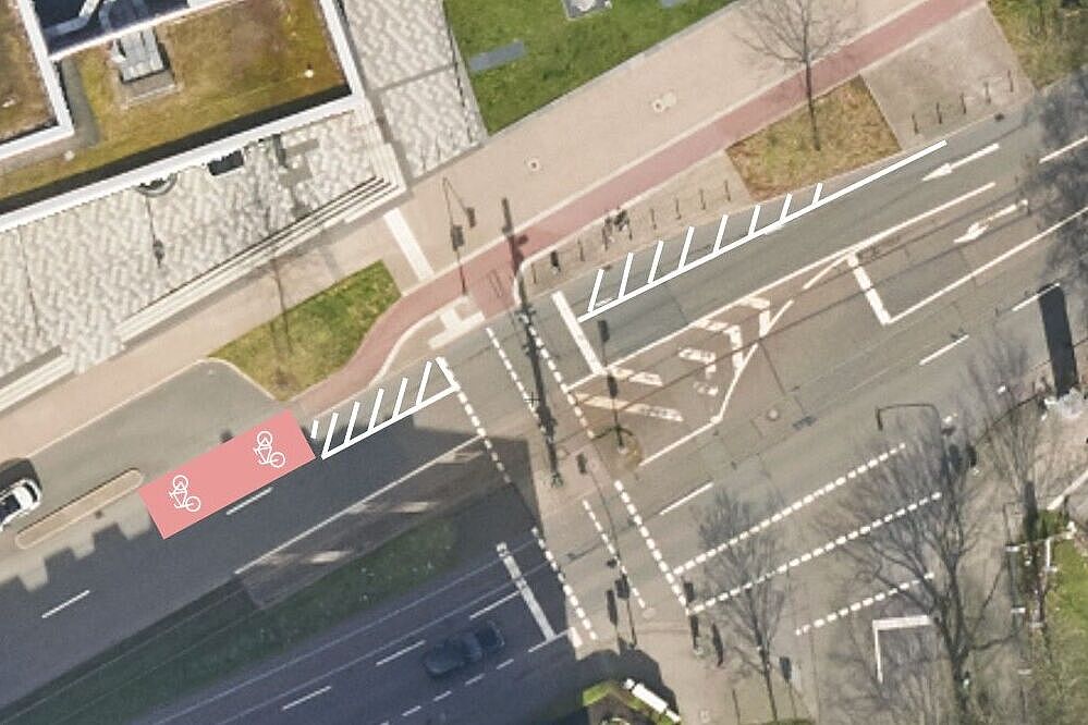 Unser Verbesserungsvorschlag für die Münsterstraße Auf dem Luftbild ist die gewünschte Markierung mit Sperrfläche, Radstreifen und einer Rotmarkierung sichtbar.