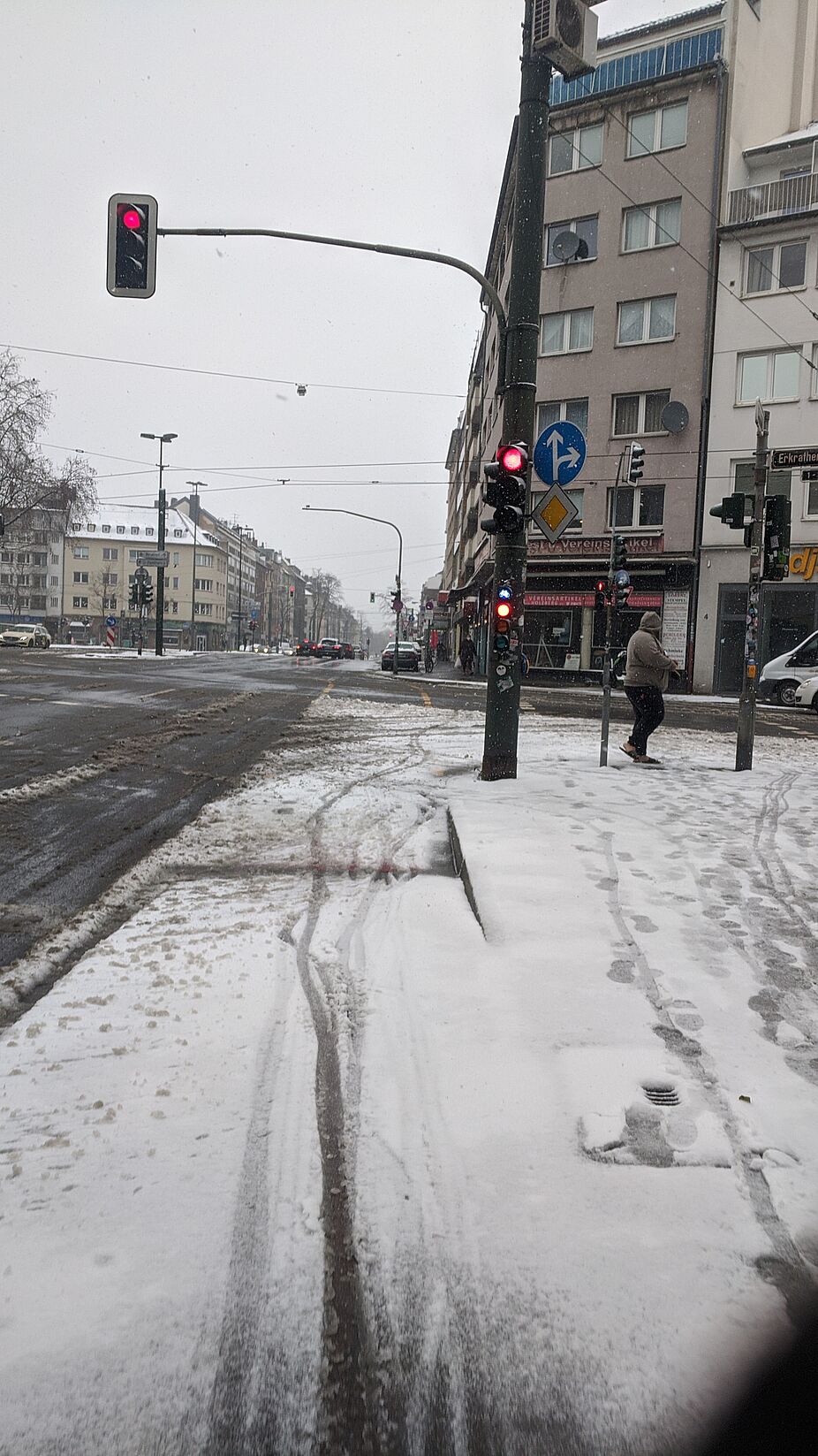 Kölner Straße, Düsseldorf, nichtgeräumter Radweg Kölner Straße, Düsseldorf, nichtgeräumter Radweg