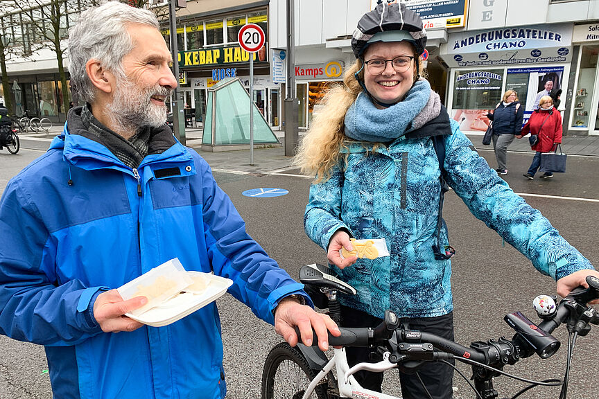 Beim Winter-Bike-to-Work-day in Bochum verteilten ADFC und Radwende "Dankeschön!"-Kekse an Menschen, die ihre Alltagswege mit dem Fahrrad erledigen. Beim Winter-Bike-to-Work-day in Bochum verteilten ADFC und Radwende "Dankeschön!"-Kekse an Menschen, die ihre Alltagswege mit dem Fahrrad erledigen.