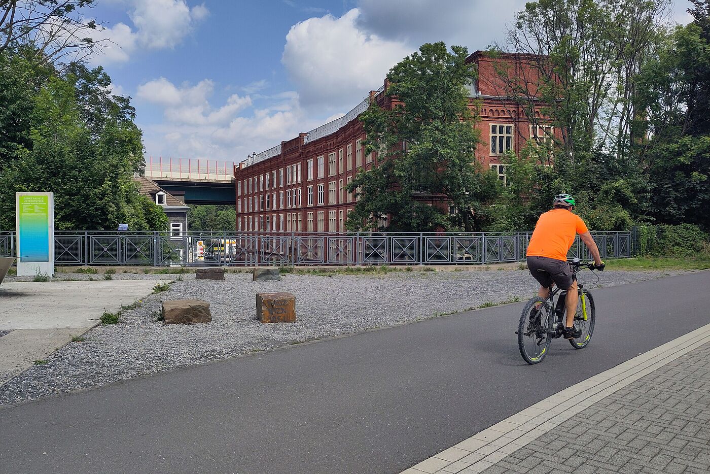 Nordbahntrasse. Im Hintergrund ist das Fabrikgebäude der ehemaligen Bandweberei A. u. Gebr. Frowein zu sehen. 