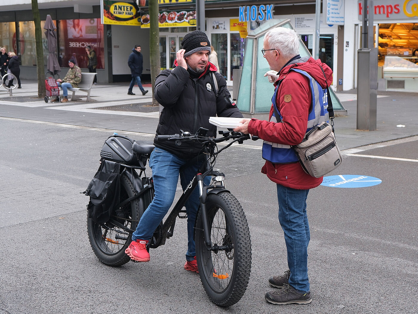 Aktive des ADFC Bochum verteilen Radkeks am Winter-Bike-to-Work-day
