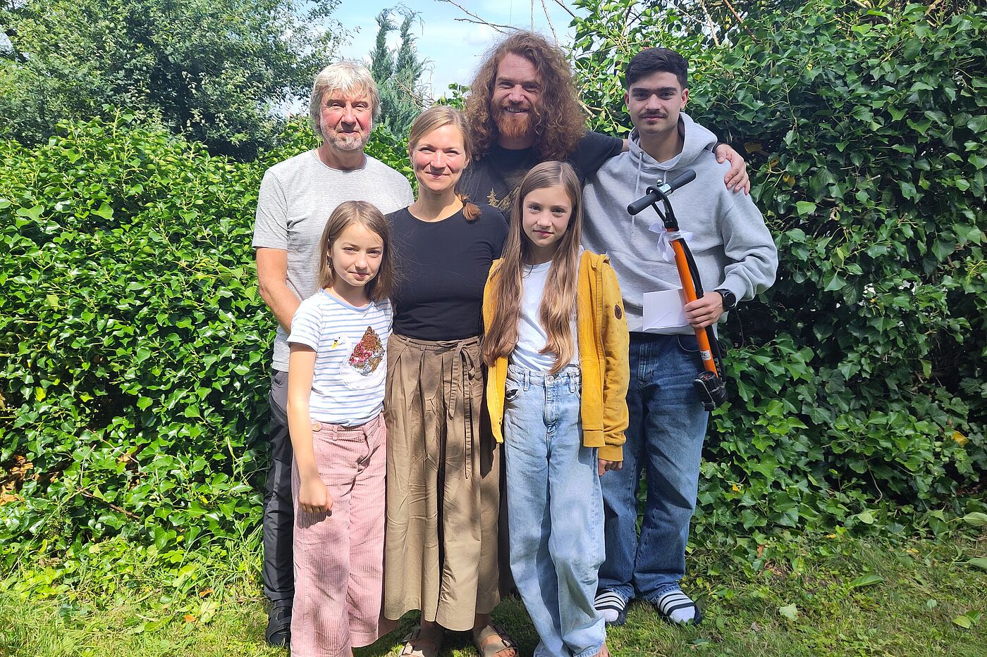 Glückwunsch zur Mitgliedschaft im ADFC. Familie Tesche ist das 60.000 Mitglied im ADFC NRW. (vlnr. Peter Hopfe ADFC Wuppertale, Ava, Elena, Orell, Edda und Titus Tesche.)