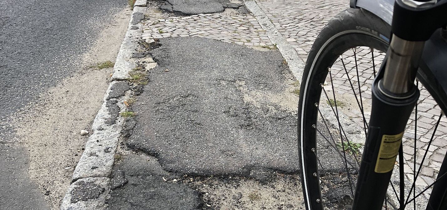 Sanierungsbedürftiger Radweg Sanierungsbedürftiger Radweg