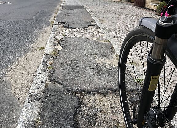 Sanierungsbedürftiger Radweg
