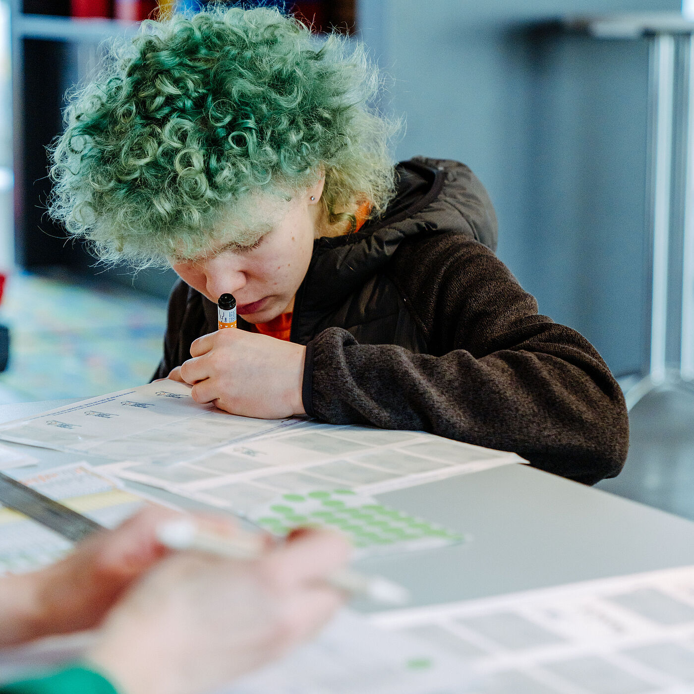 Ein Teilnehmender trägt sich bei der Anmeldung bei der Landesjugendversammlung 20226 ein.