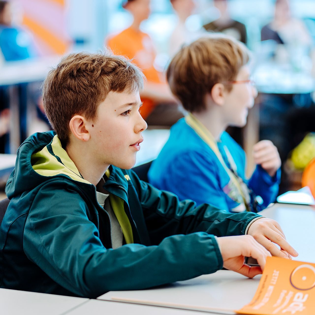 Zwei jüngere Teilnehmende bei der Landesjugendversammlung 2026