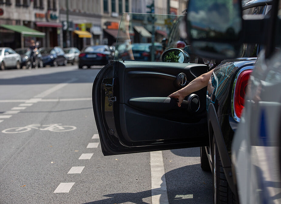 Dooring Als "Dooring" bezeichnet man den Vorgang, dass eine in einem PKW sitzende Person unachtsam die Tür öffnet und dadurch Radfahrende gefährdet, die der Tür nicht rechtzeitig ausweichen können.