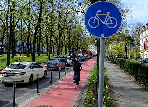 Fahrradstreifen mit baulicher Trennung in Aachen