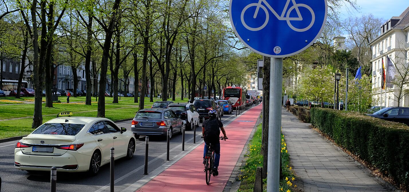Fahrradstreifen mit baulicher Trennung in Aachen