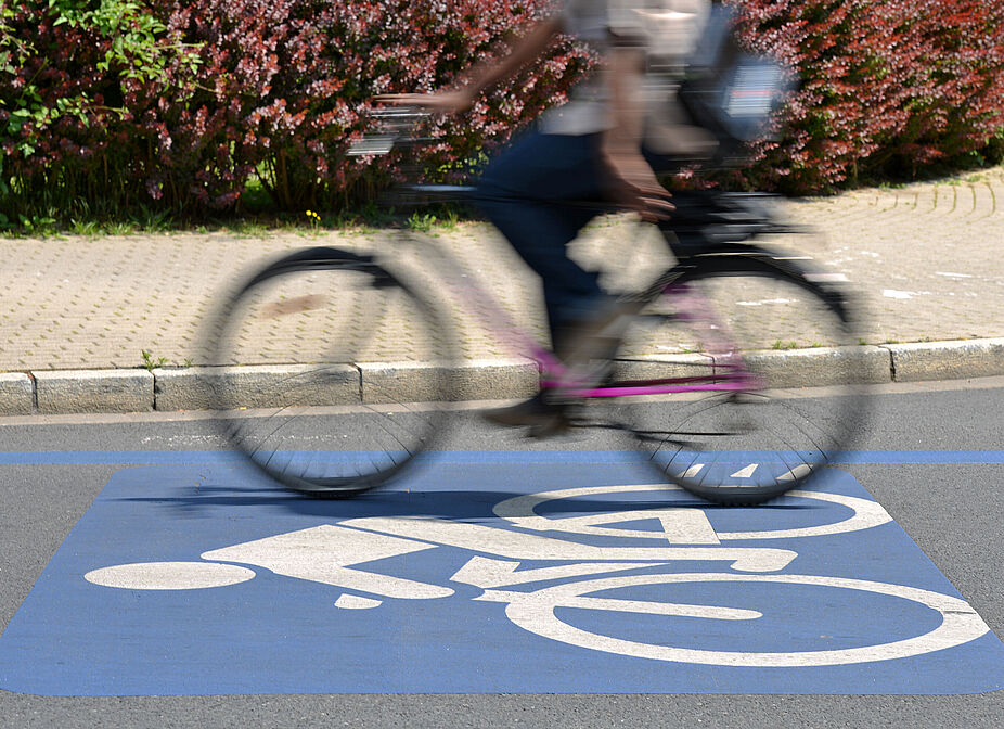Gute Radinfrastruktur - eRadschnellweg in Göttingen Radschnellwegzeichen auf Asphalt mit Fahrrad