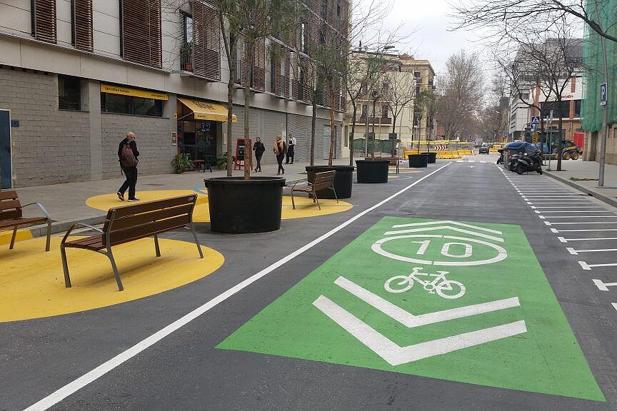 Fahrradstreifen im Superblock ist farblich besonders gekennzeichnet