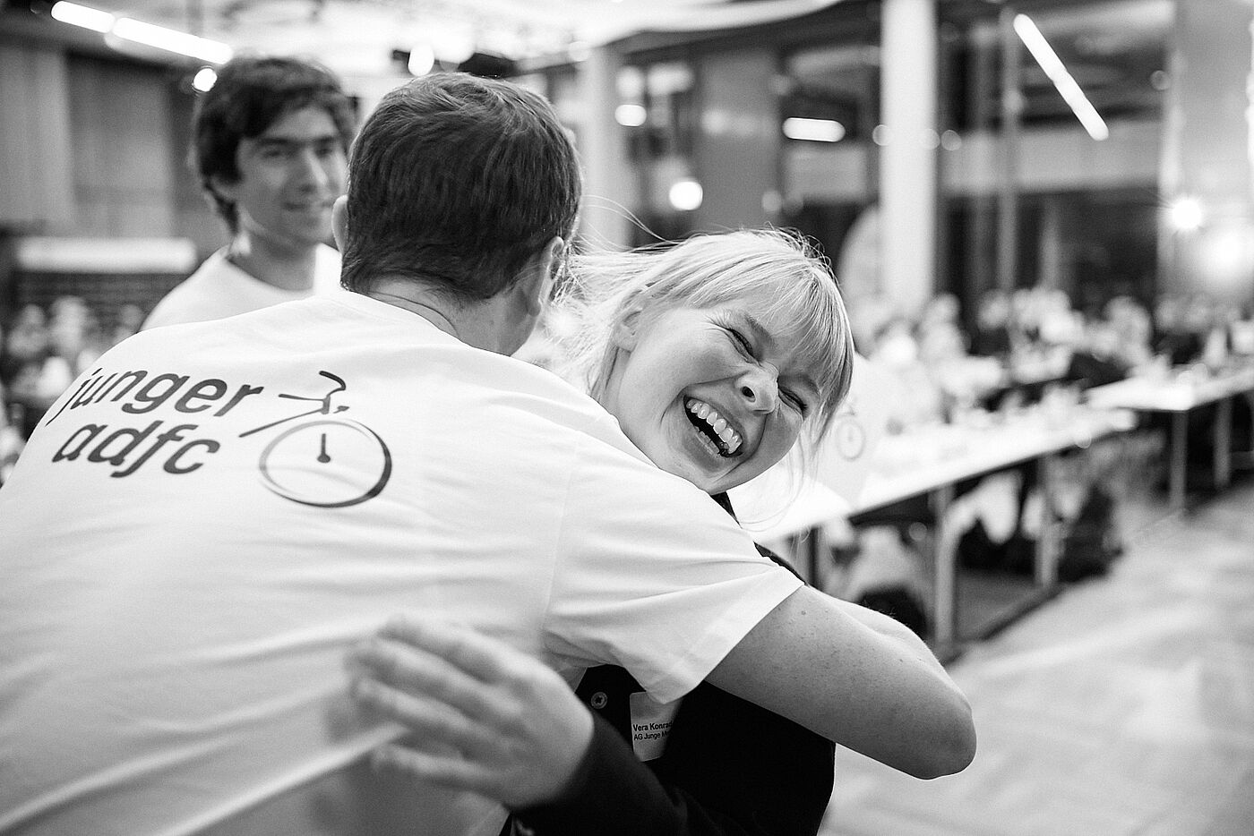 Impression von der ADFC-Bundeshauptversammlung 2024 Person wird umarmt