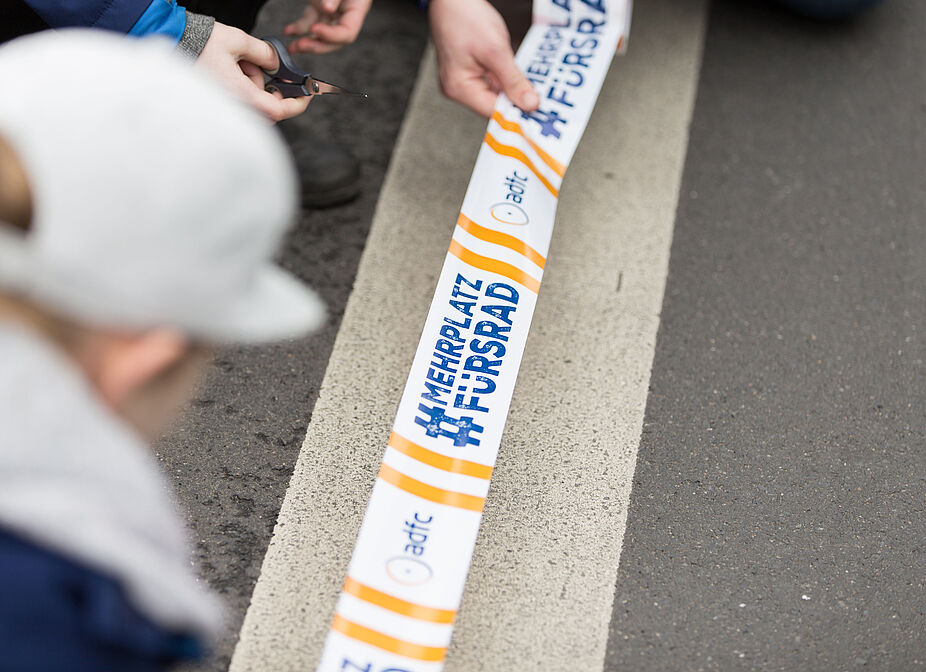 ADFC-Streifen ADFC-Streifen wird geklebt