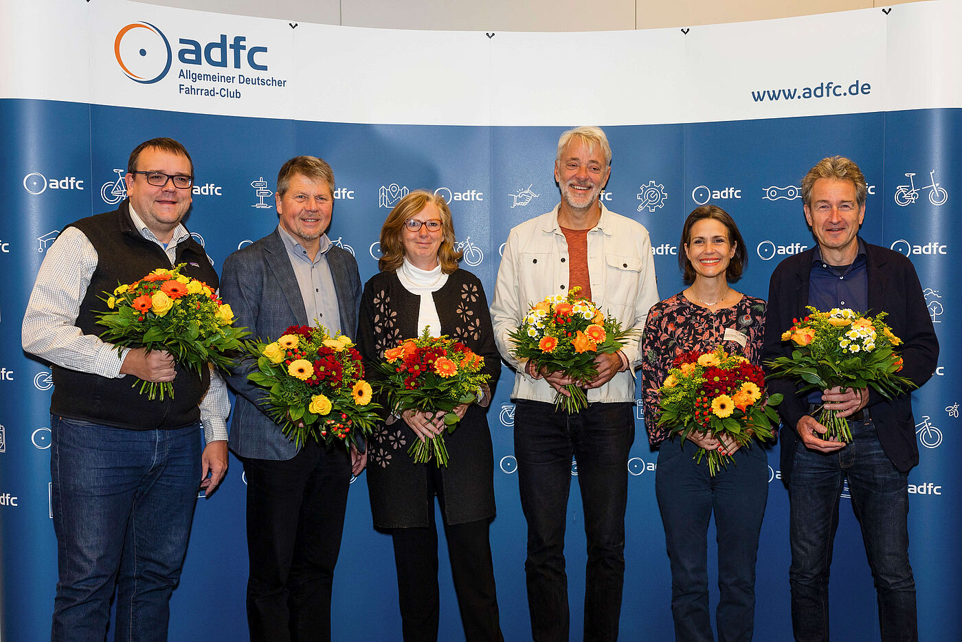 Der neu gewählte ADFC-Bundesvorstand vor der Fotowand.