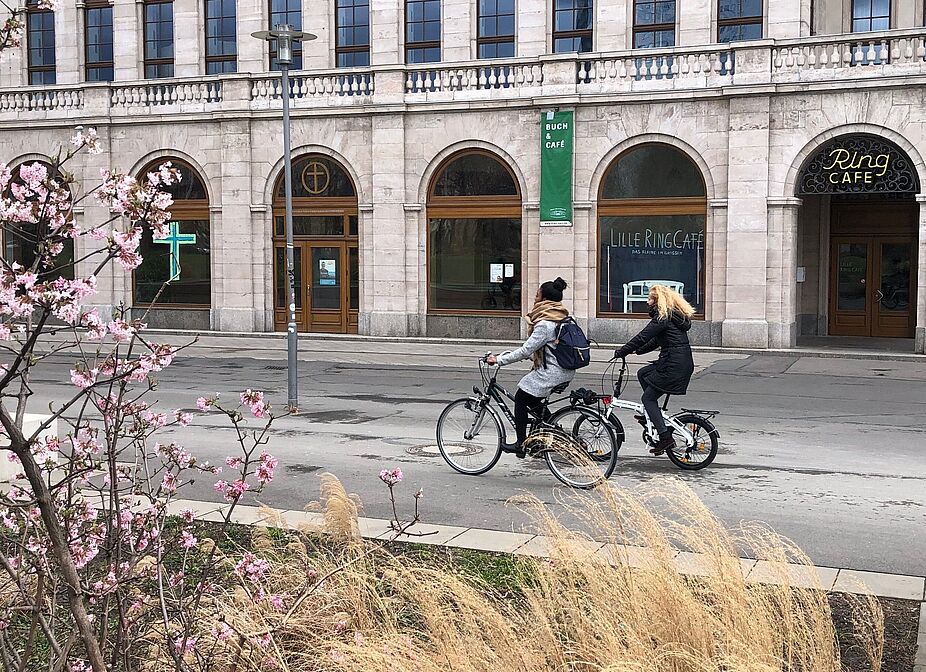 Zwei Radfahrerinnen in Leipzig im Winter