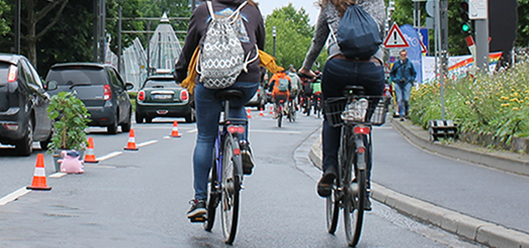 Zwei Frauen fahren Rad auf einem Pop-up-Radweg
