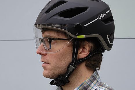 Mann mit Brille und Fahrradhelm mit Visier