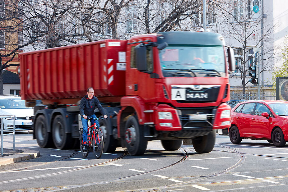 Kritische Abbiegesituation zwischen LKW und Fahrrad Kritische Abbiegesituation zwischen LKW und Fahrrad