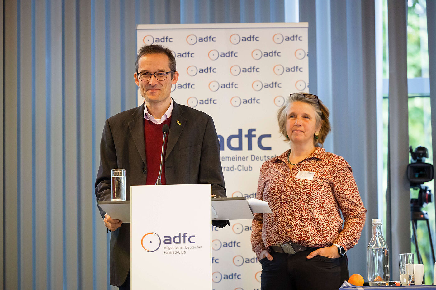 Hermino Katzenstein und Anke Wagner stehen als BHV-Vorsitz auf der Bühne.