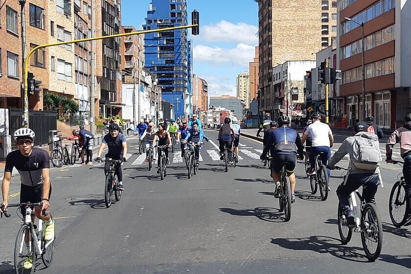 Auf der Straße sind viele Fahrradfahrer*innen und keine Kfz zu sehen.