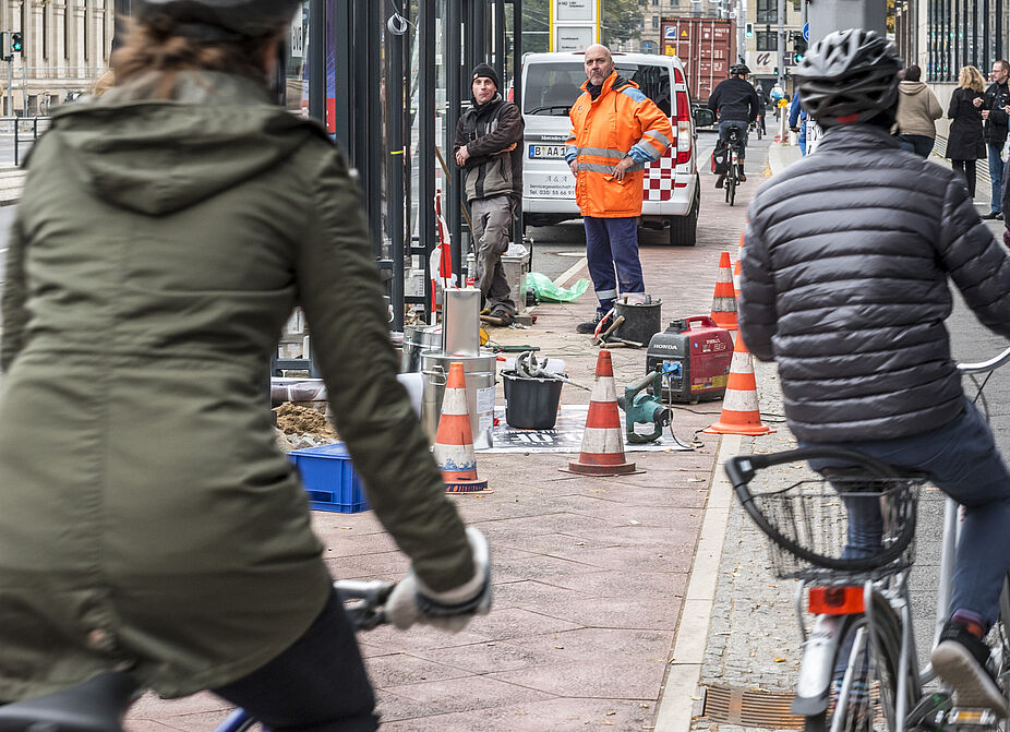 Radfahren in der Stadt an einer Baustelle Radfahren in der Stadt an einer Baustelle