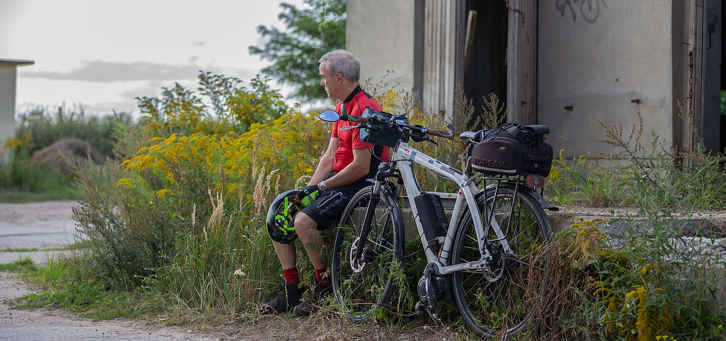 E-Bike-Fahrer auf dem Land